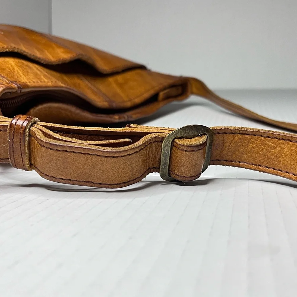 Duluth Trading Co. Lifetime Leather Crossbody Bag - Picture 8 of 13